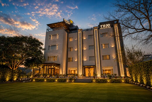 Hotel Three Seasons - Near Parikrama Marg