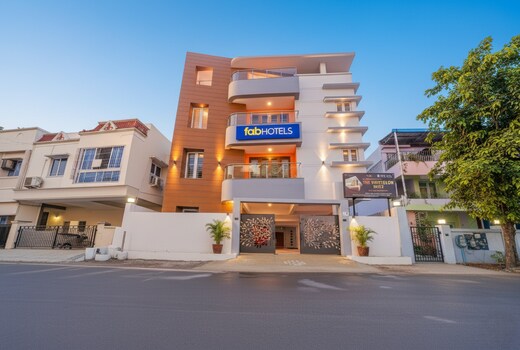 FabHotel Hathvik Park