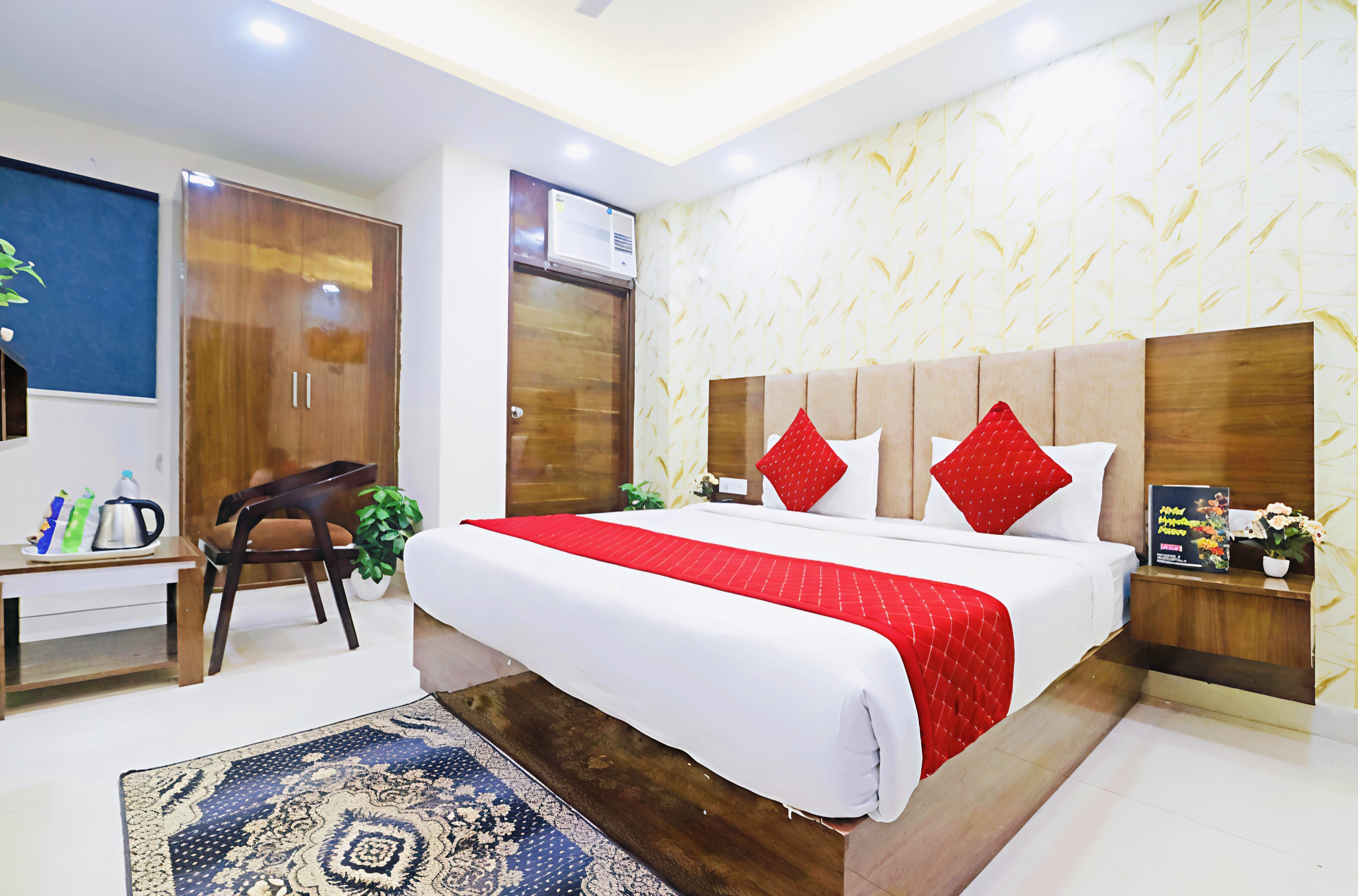 Hotel University || Near ISBT Kashmiri Gate