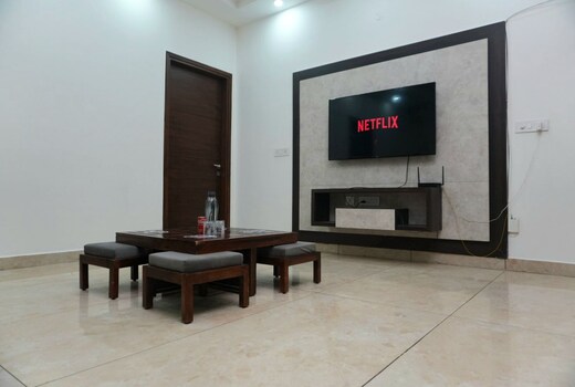 Joyous 3BHK GF By Nawab Stays