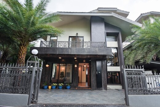 Daisymist 8 BHK Villa 2pvt Pools Regara Stays
