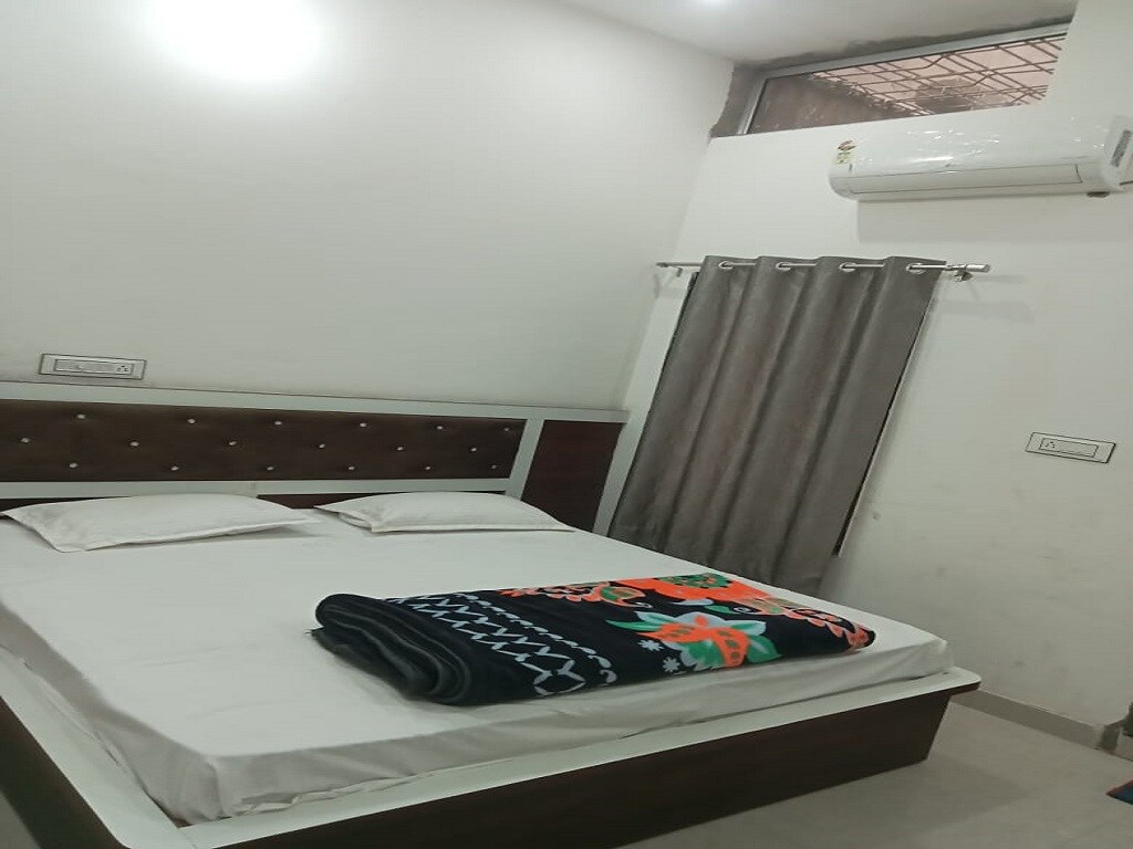 RADHARAMAN GUEST HOUSE