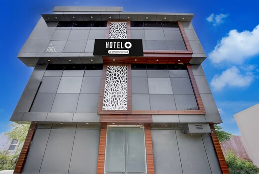 Super OYO Hotel O Gomti Nagar Near Amity Formerly Hotel Green Apple