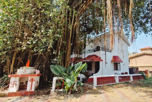 Walk to the beach 3bhk villa w shared pool