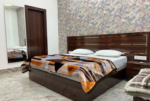 HOTEL LUXURY INN