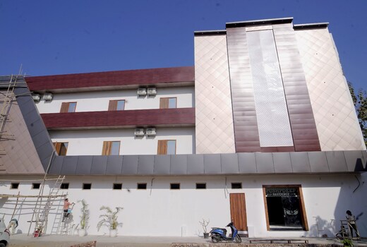 HOTEL PUSHPDEEP RESIDENCY(10 MINUTE FROM RAILWAY STATION)