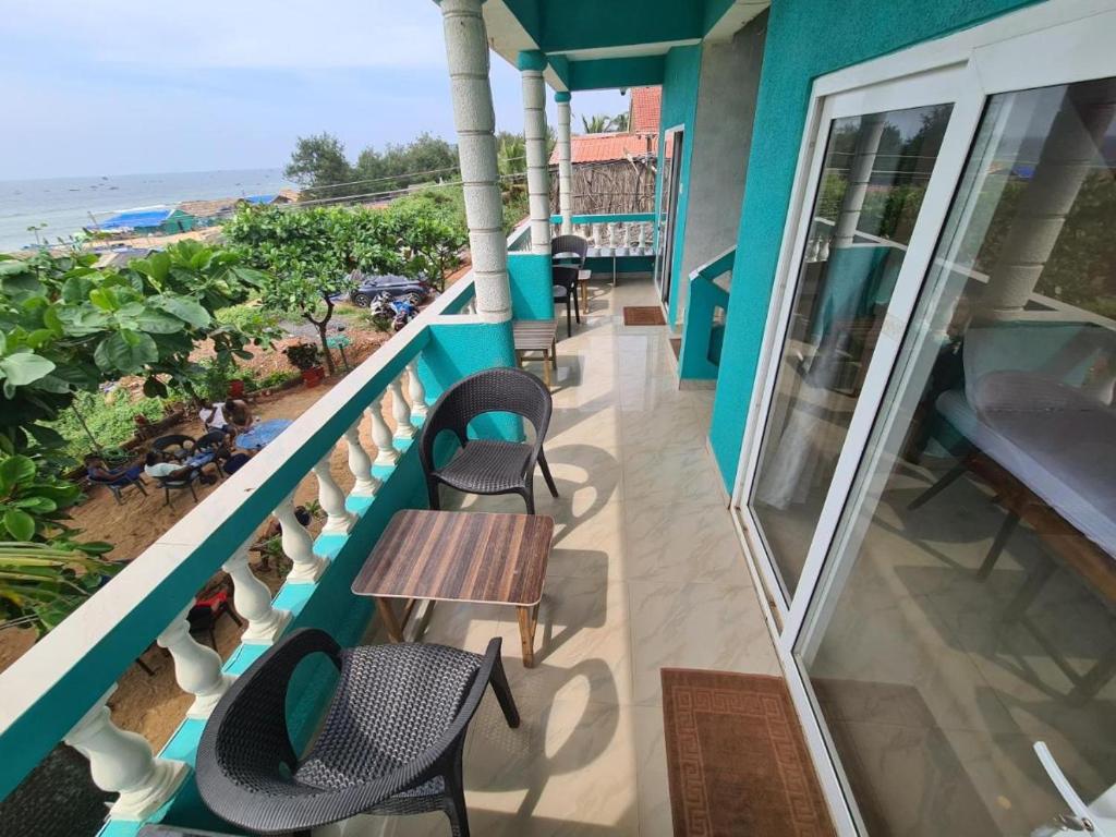 DEE JOY'S BEACH PLACE