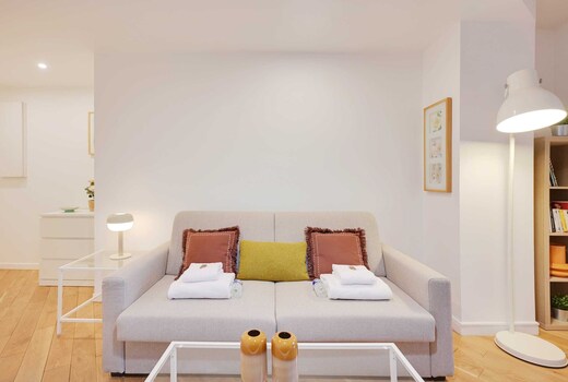 Bright, modern studio for 2P - La Defense