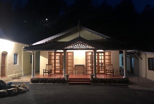 Entire Sunshine Bungalow, Charming & comfortable