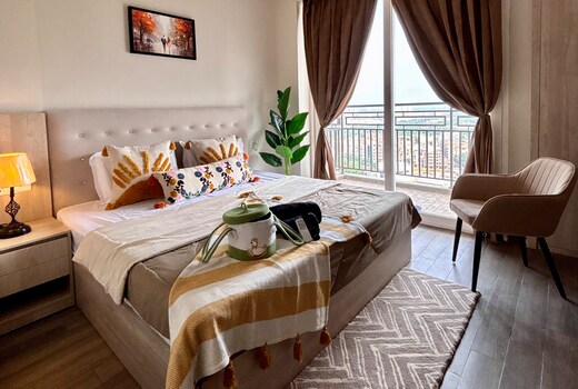 Luma Premium Stay Near Expo Mart Pari Chowk