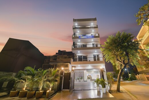 Hotel Luxe 8 Stayz, Dlf Phase-1, Golf Course Road