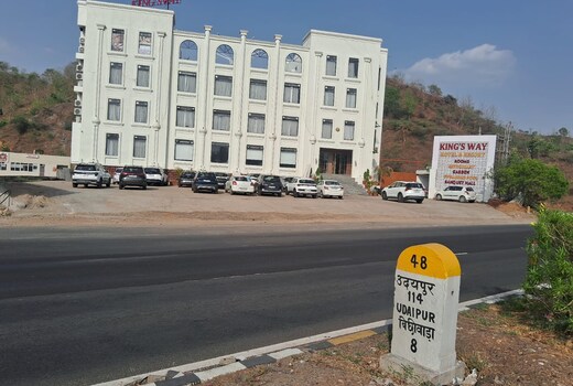 KING'SWAY HOTEL & RESORT