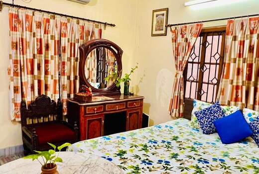 Spacious apt with Antique Furniture ,AC & Kitchen