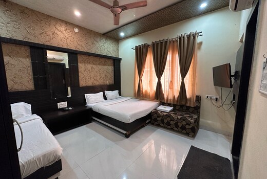 Hotel Sajan Palace