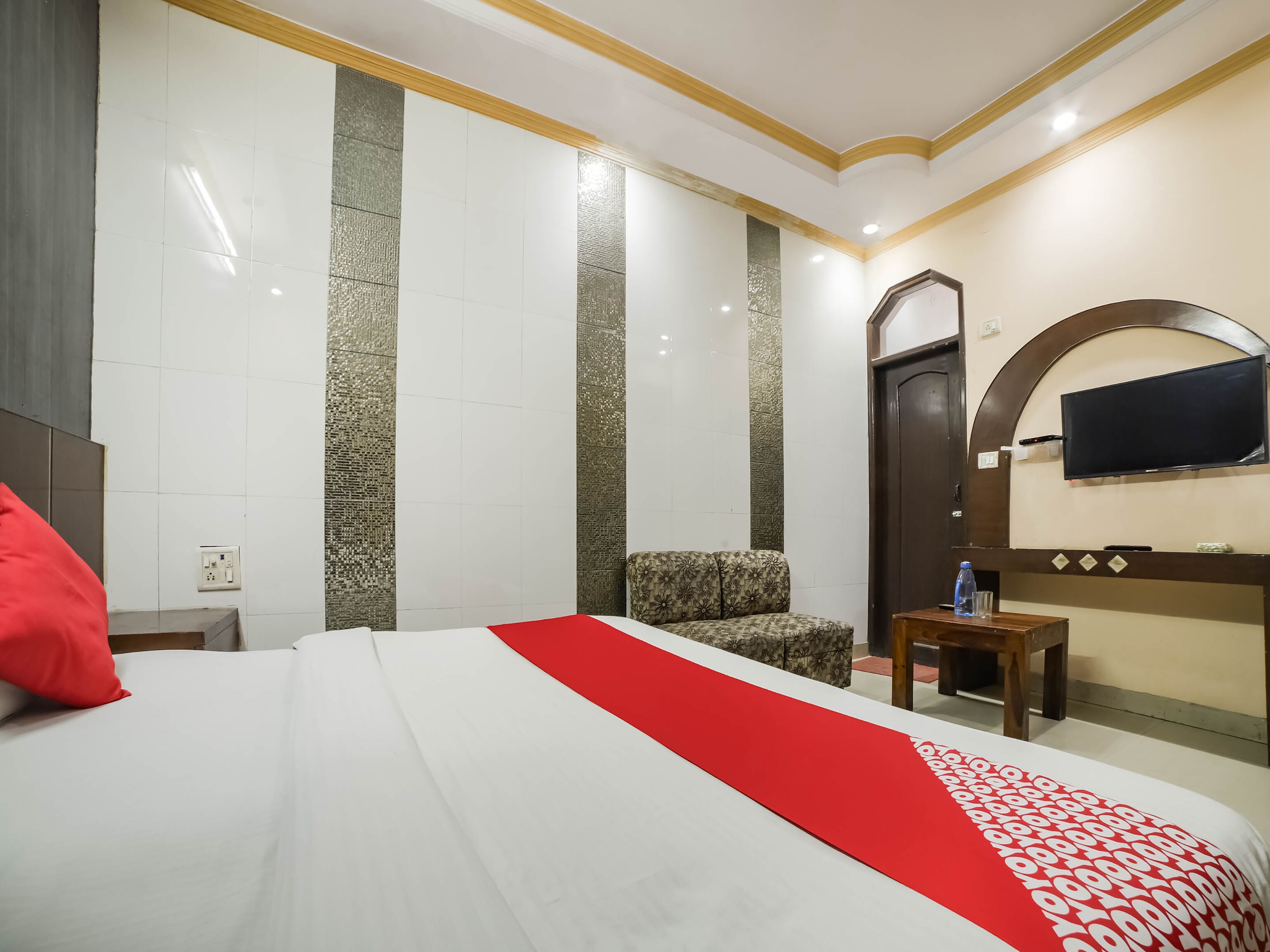Hotel O Viraat