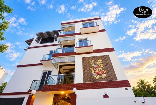 Lia's Beach House | Room & Restaurant
