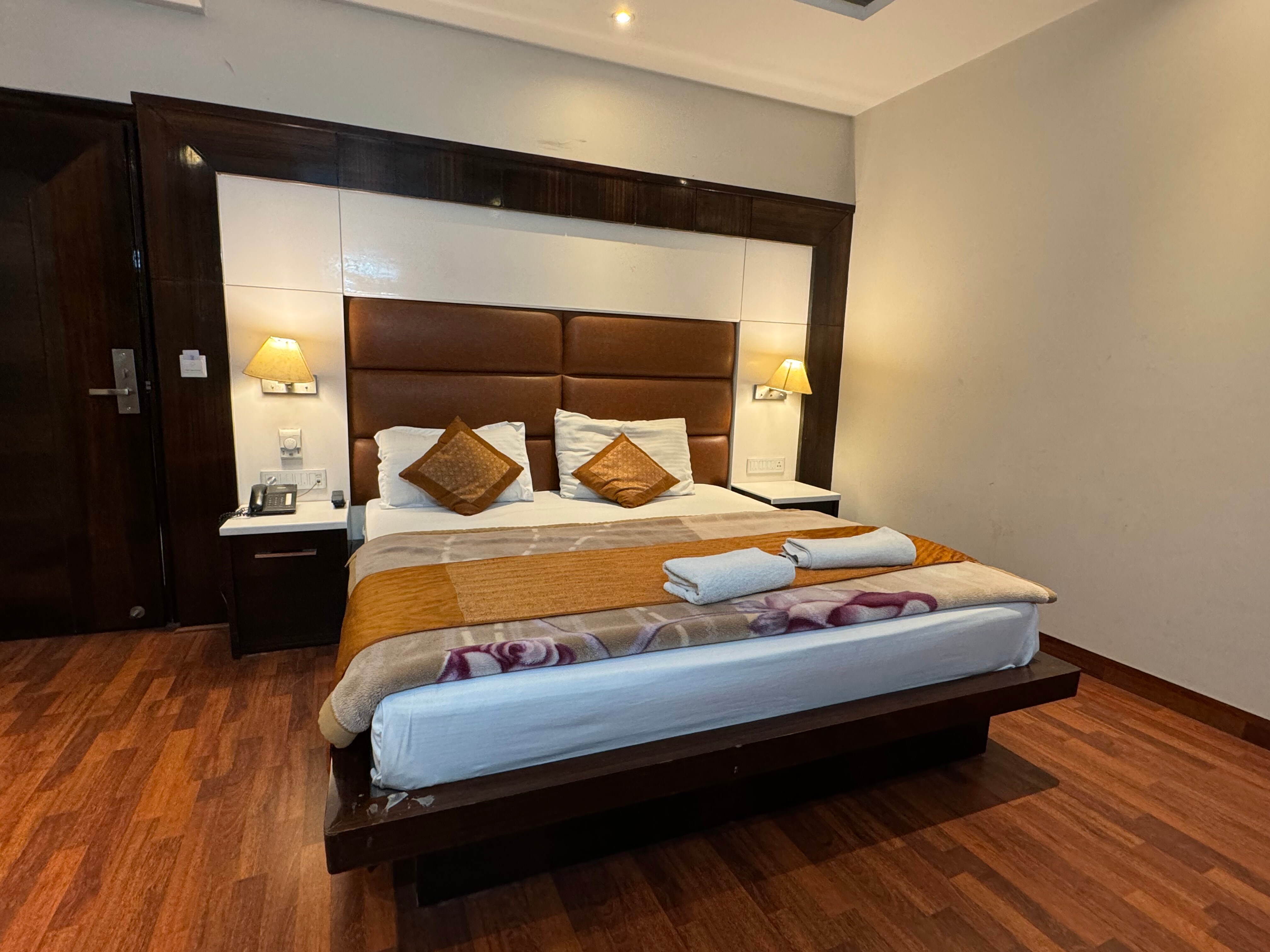 Hotel Geet Deluxe Near Connaught Place and New Delhi Railway Station
