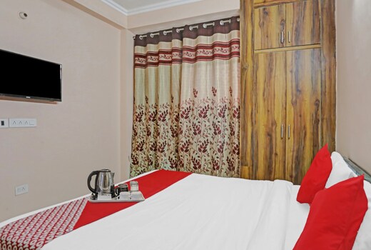 Hotel O Star Sector 16 Metro Station