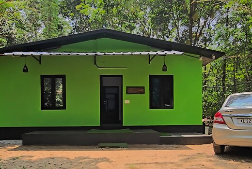 Cottage with lake view wild elephant roams freely