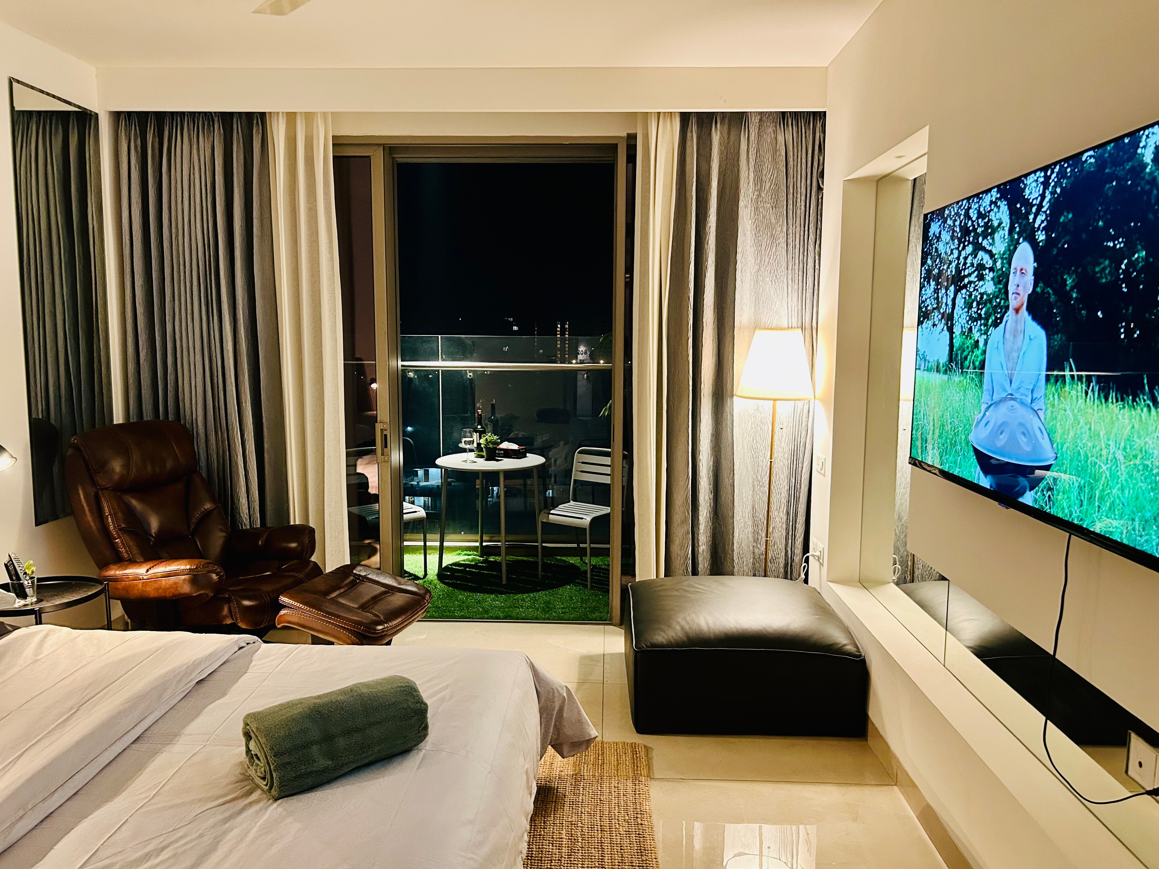 Luxe Studio, iSmart Massage Bed @ Vohra Mansion
