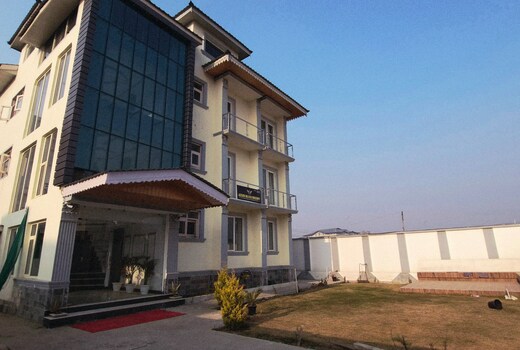 Azuri Bliss Resort ( 1 Min Drive to Railway Station)