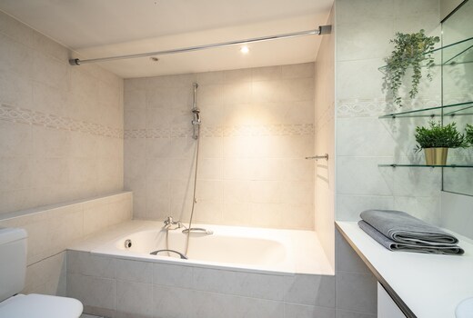Deluxe Capital Street Stay for 12