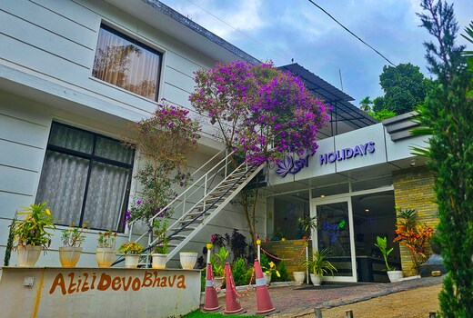 SN Holiday Home | 200 meter from Munnar Glass Bridge