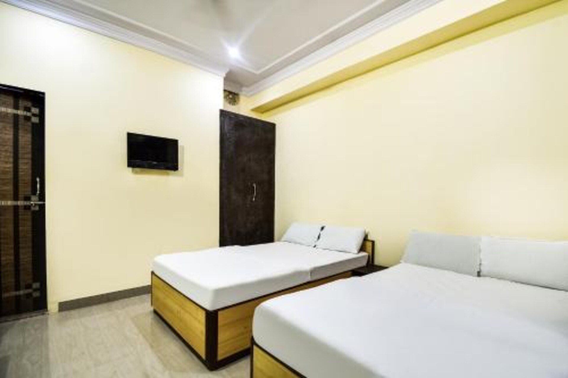 HOTEL TEEJ AND RESTAURANT
