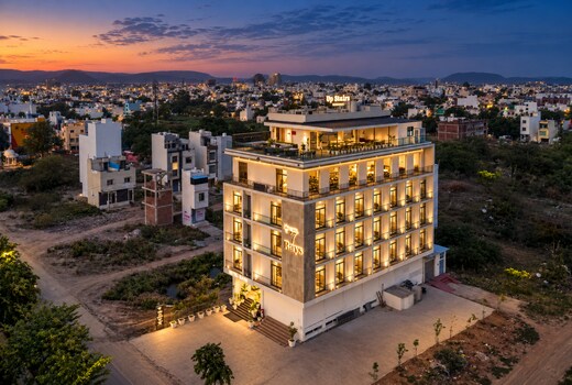 7 Rays hotel