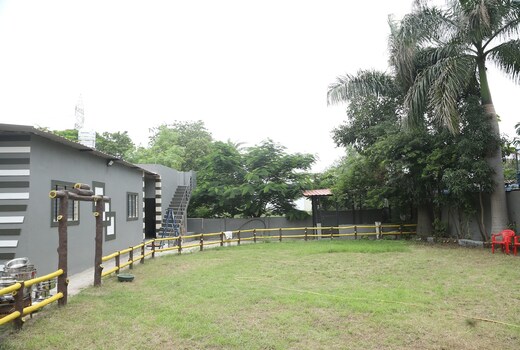 Delightful 5000 Sq ft Private Farm Stay with Garden