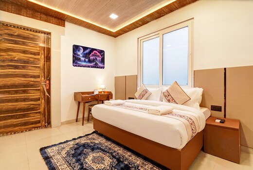 Golden Key Rohini Near Rohini Sec 18-19 Metro