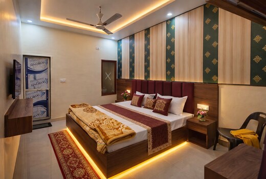 Gopal palace / Ayodhya /Parking available