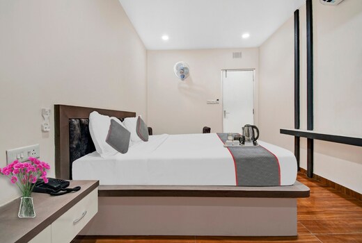 Super Townhouse OAK Hotel Rudra