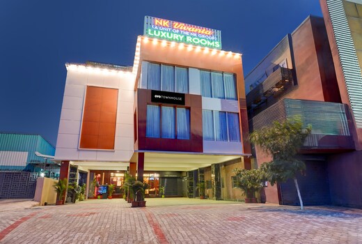 Super Townhouse NK Vivanta Luxury Rooms