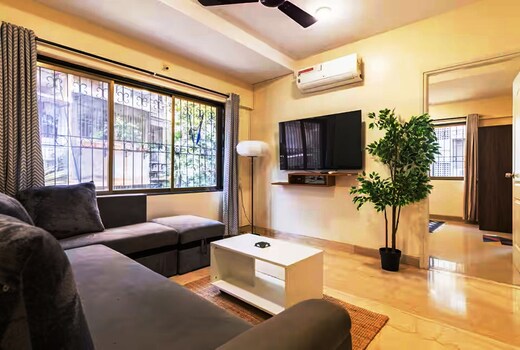 Cozy 2bhk off carter road