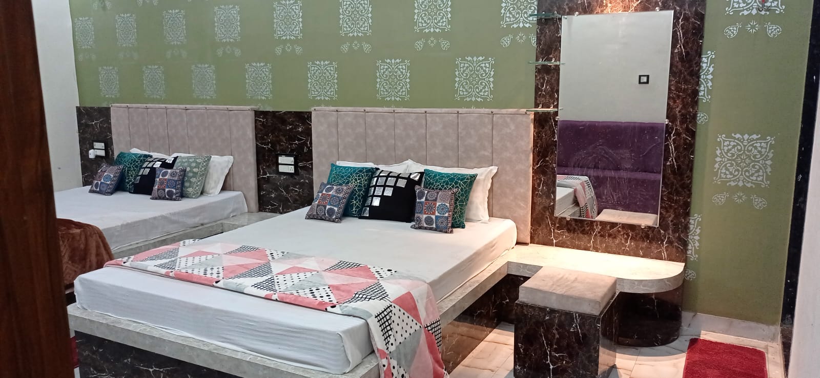 Shri Radhe Krishna Hotel