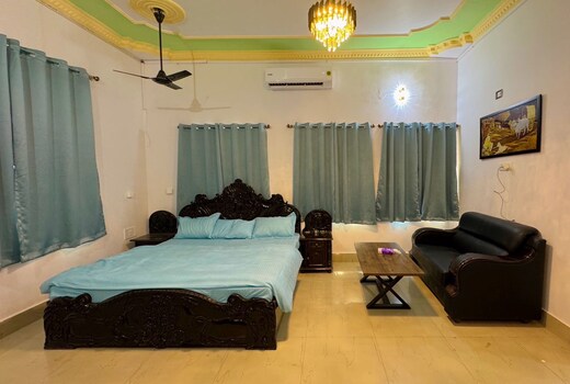 Sperated King Room with all amenities By Atiti Homes