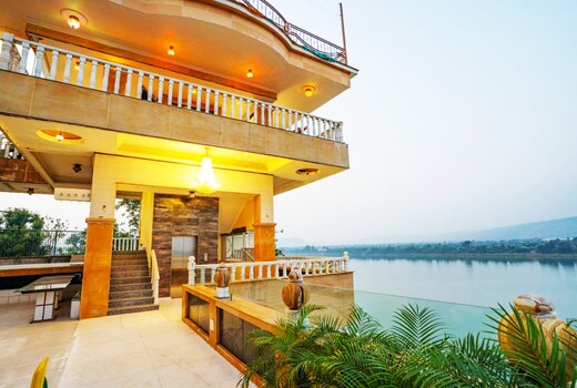 TreeHouse Narmade - A Riverfront Resort & Spa Narmadapuram