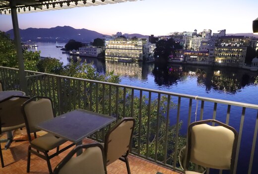 Hotel Jheel Kinara