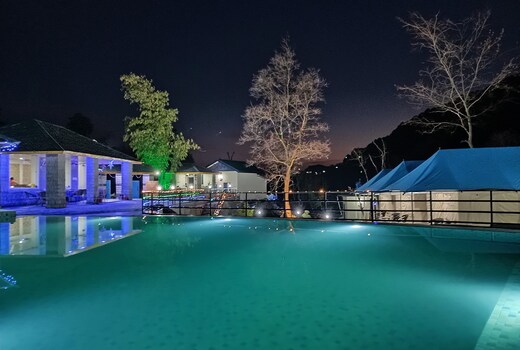 Yrelka Holiday Camps | Rooms & Pool