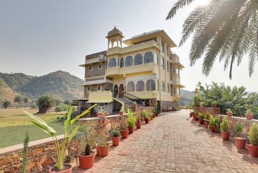 ELIVAAS 6 BHK with Pvt Pool & Garden | Ara Valley