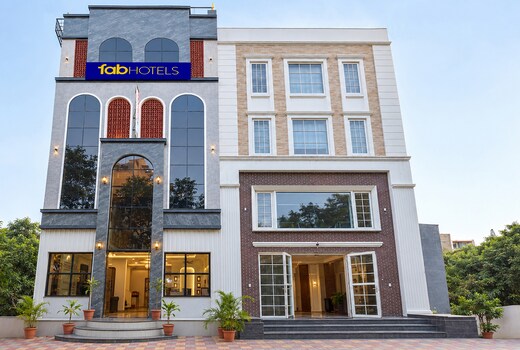 FabHotel The 4 Seasons