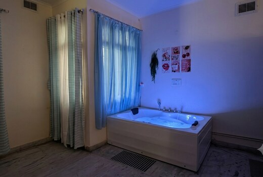 AP Luxe Stays Jacuzzi & Home Theater