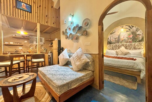 Natural and earty 1 Bedroom serviced apartmnet with pool in Siolim