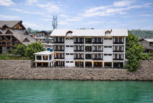 Hotel River View Jhelum Riverside by Aura Stays