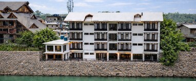 Hotel River View Jhelum Riverside by Aura Stays
