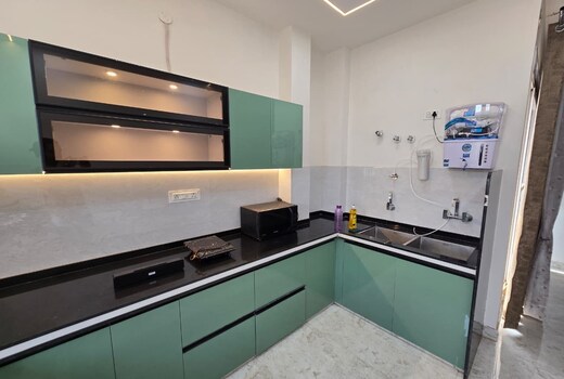 Modern Studio with Balcony Near Metro Airport