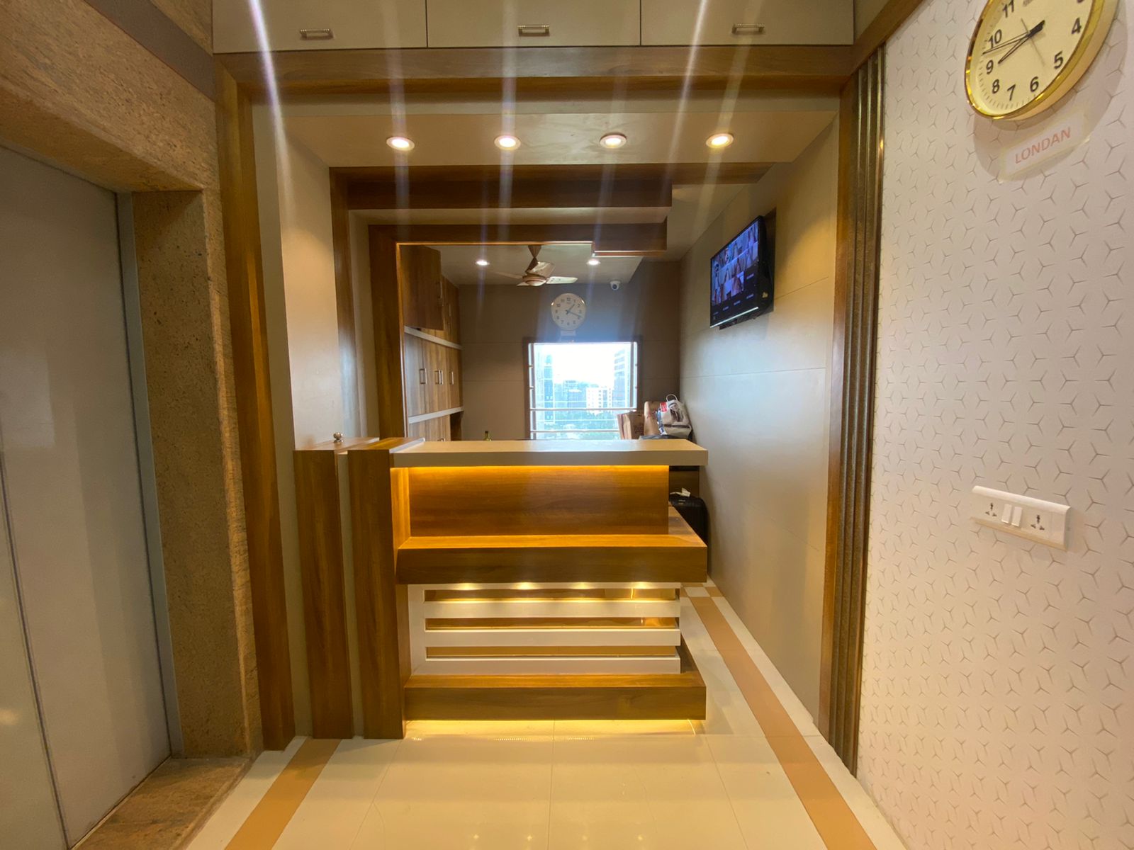 Hotel BKC Crown - Near Trade Centre, Visa Consulate