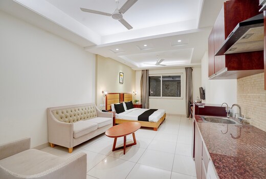 Super Townhouse Oak Sector 39 Medanta