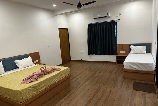 HOTEL R K PALACE